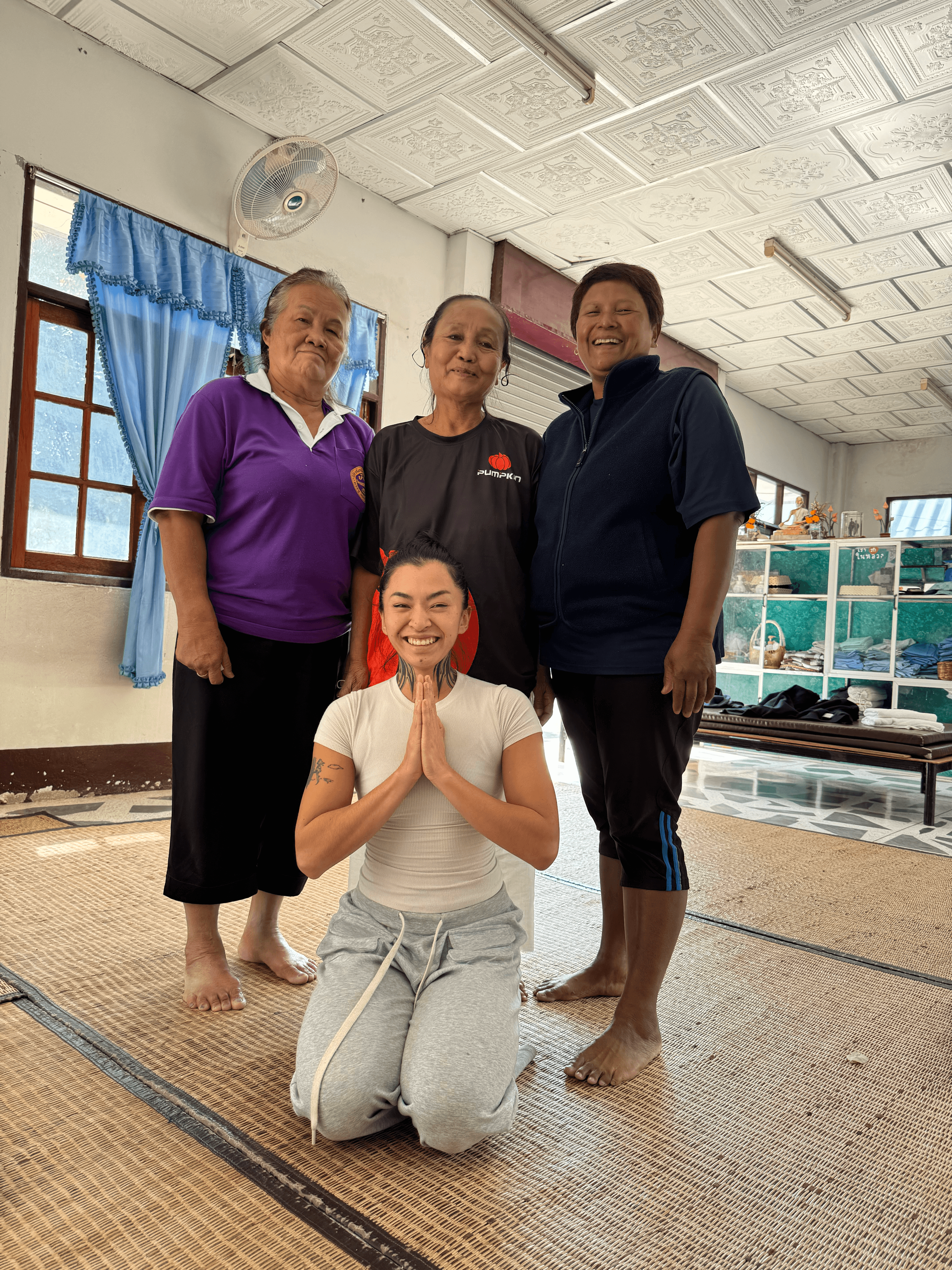 Cherie com suas mestras na Tailândia